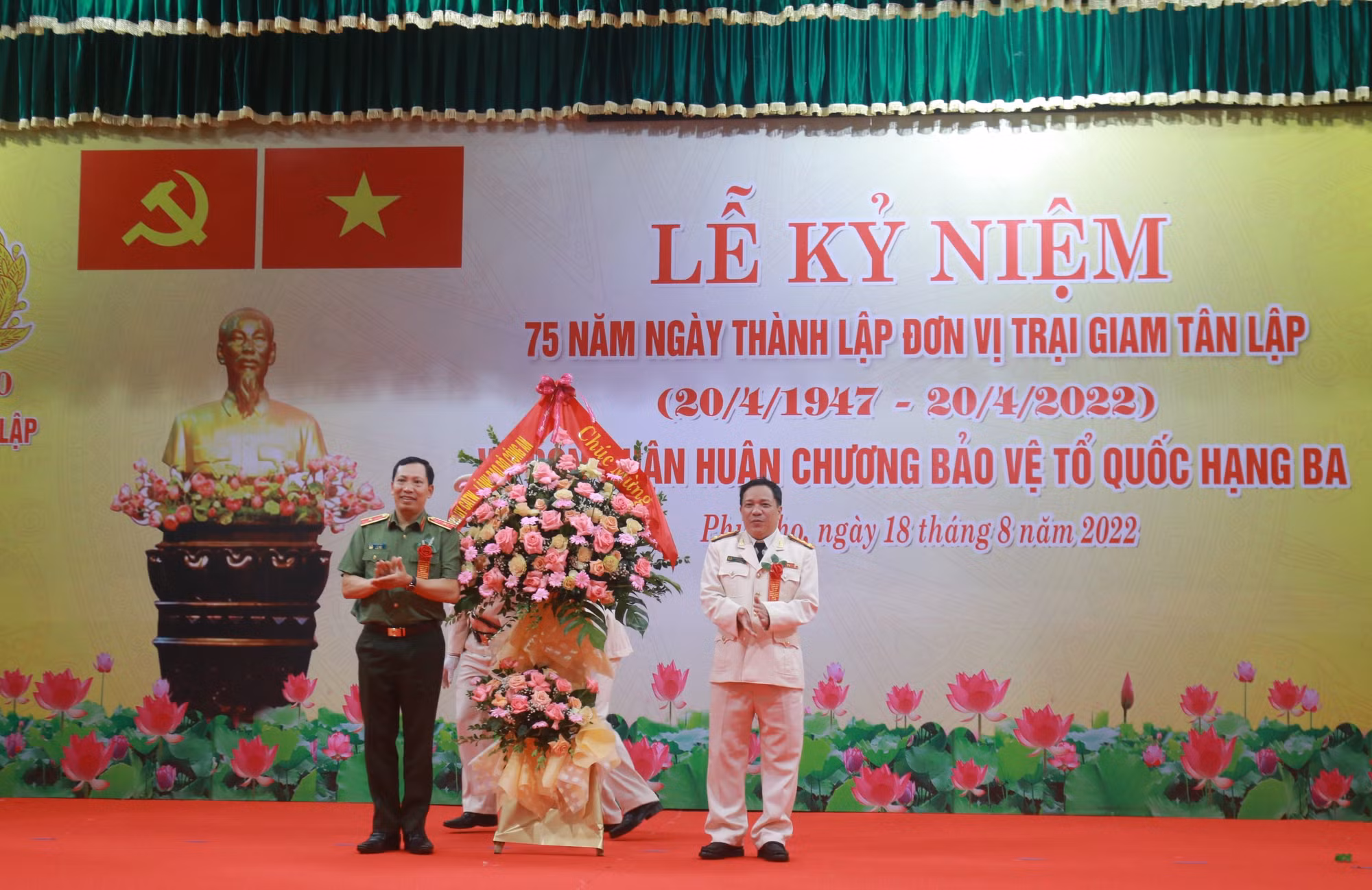 Trại giam Tân Lập đón nhận Huân chương Bảo vệ Tổ quốc hạng Ba -0