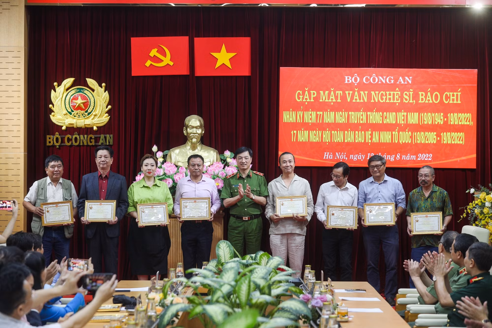 Bộ Công an ặp mặt văn nghệ sĩ, nhà báo tiêu biểu: Nhiều ý kiến tâm huyết về xây dựng lực lượng CAND -0