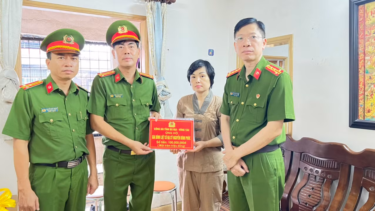 Công an tỉnh Bà Rịa-Vũng Tàu trao tặng quà gia đình ba Liệt sĩ hi sinh khi chữa cháy -0