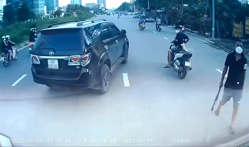 Điều tra vụ việc nhóm thanh niên chặn đường xe ô tô đe doạ, đập phá -0
