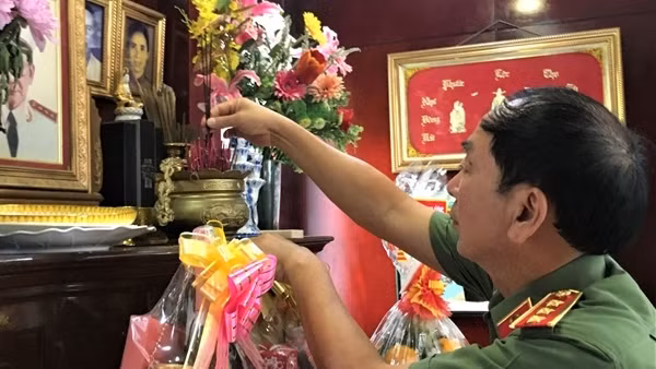 Thứ trưởng Trần Quốc Tỏ thăm các gia đình cố lãnh đạo Bộ Công an và Ban An ninh Trung ương Cục miền Nam