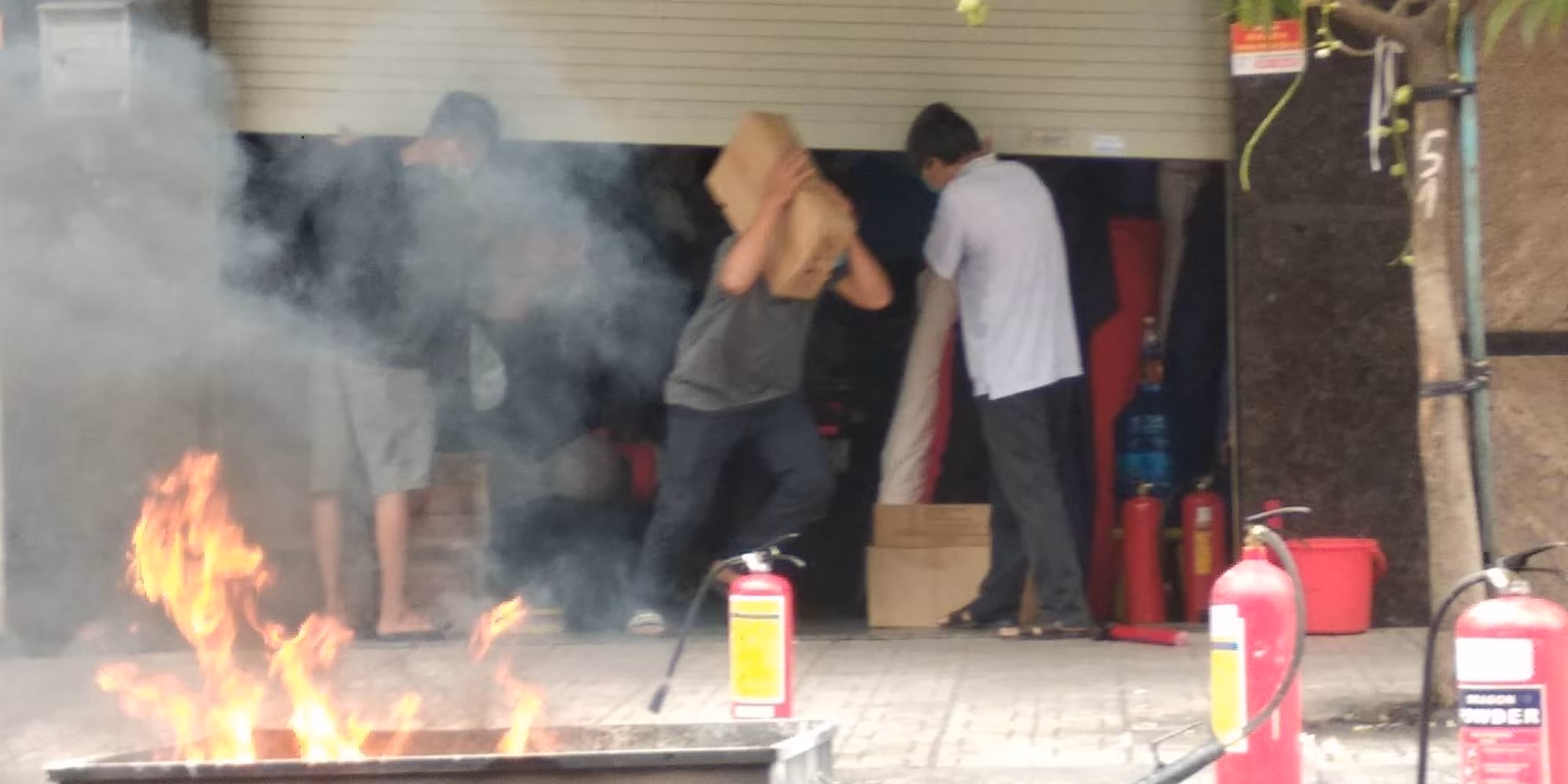 Bất ngờ trước phản ứng nhanh gọn lẹ, hiệu quả của các thành viên “Tổ liên gia an toàn PCCC”. -0