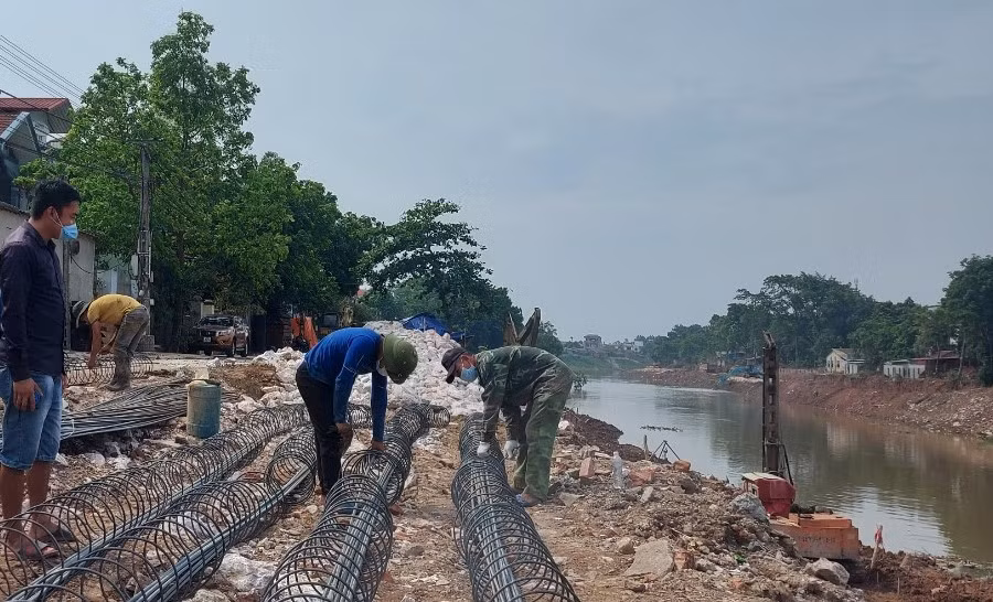 Hà Nội quyết định chi 150 tỷ đồng khẩn cấp chống sạt lở các sông -0