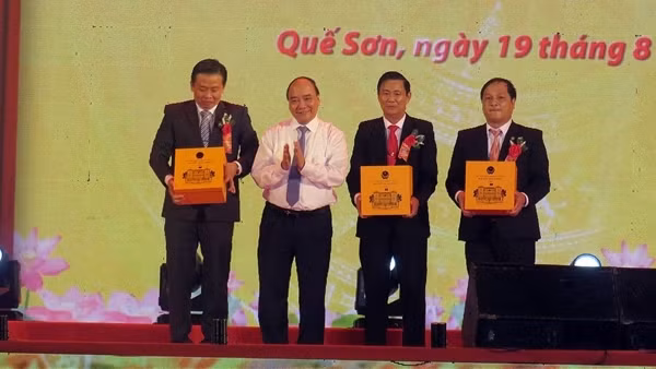 Chủ tịch nước Nguyễn Xuân Phúc dự kỷ niệm 50 năm Chiến thắng Cấm Dơi