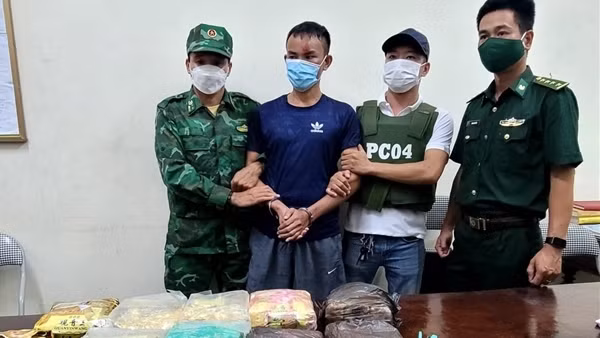 Thuê taxi vận chuyển 10kg ma túy đá, nhận 150 triệu tiền công