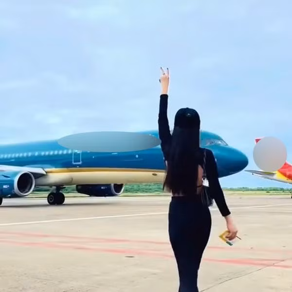 Thêm một khách nữ bị cấm bay vì tạo dáng quay Tiktok ở sân đỗ -0