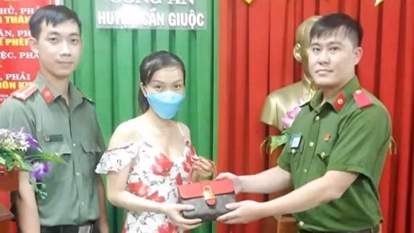 Người dân cảm kích trước hành động đẹp của CBCS Công an huyện Cần Giuộc