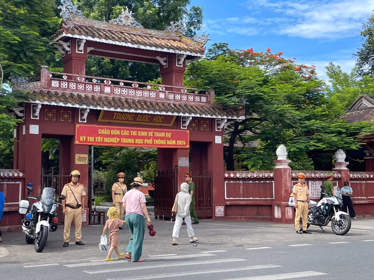 CSGT Thừa Thiên Huế “đội nắng” hỗ trợ sĩ tử trong buổi thi đầu tiên -0