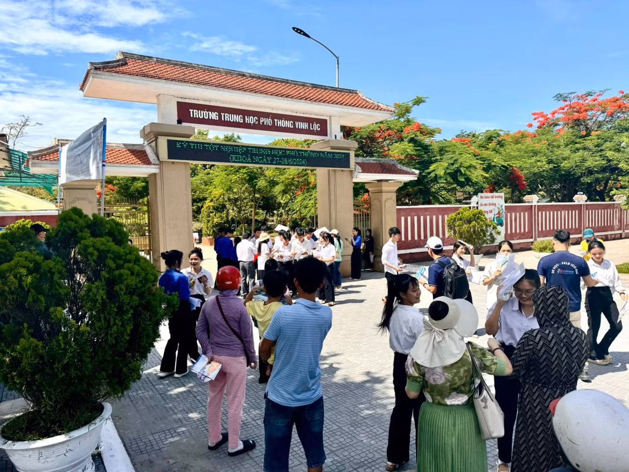 CSGT Thừa Thiên Huế “đội nắng” hỗ trợ sĩ tử trong buổi thi đầu tiên -0