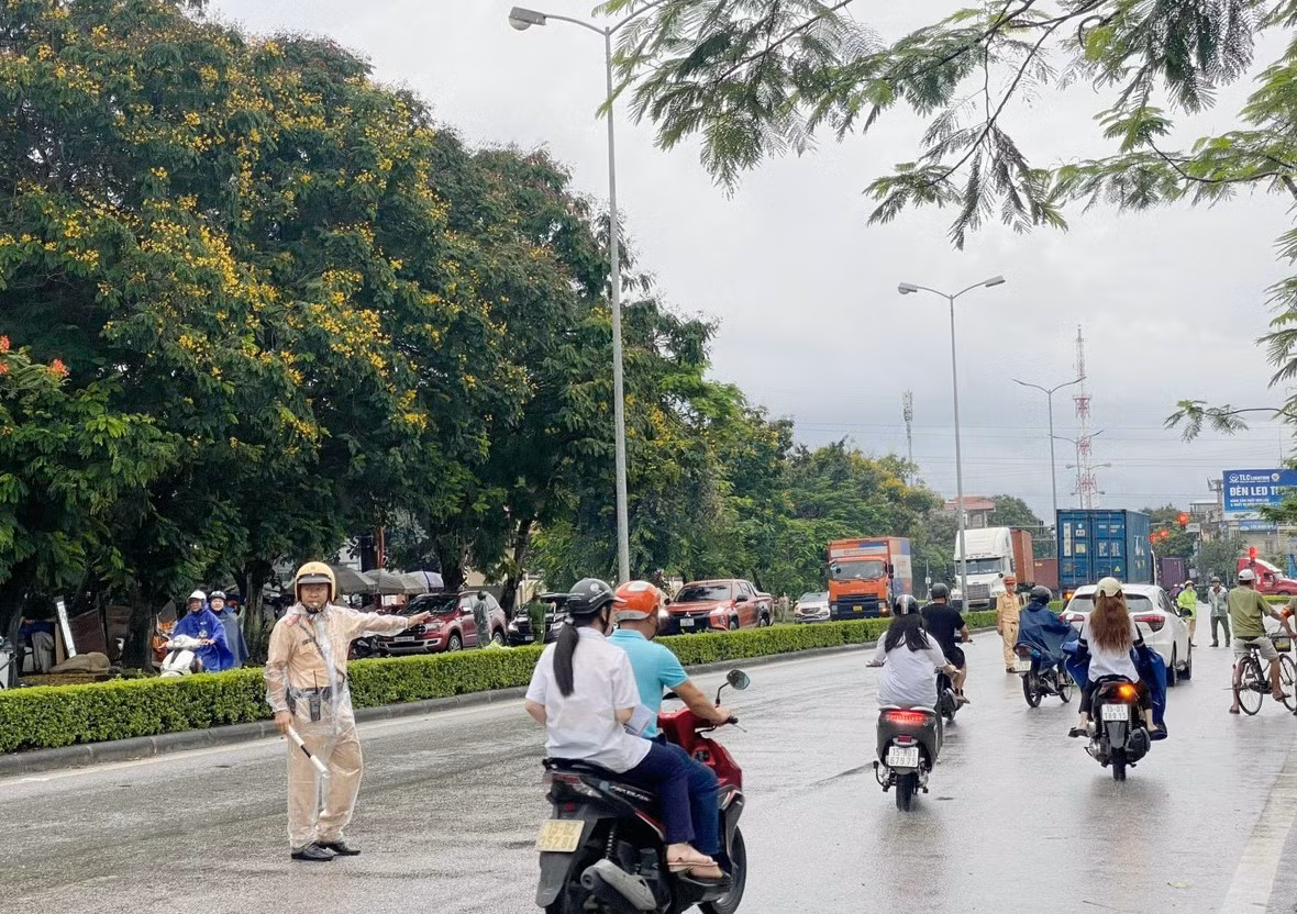 Công an Hải Phòng đội mưa phục vụ kỳ thi tốt nghiệp THPT -0