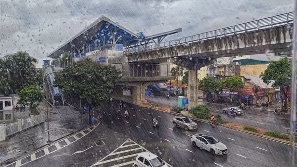 Mưa giông từ Bắc vào Nam, Hà Nội trời mát mẻ