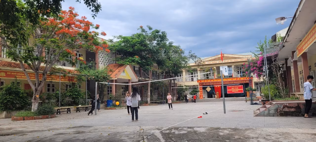 Con em cán bộ, giáo viên 