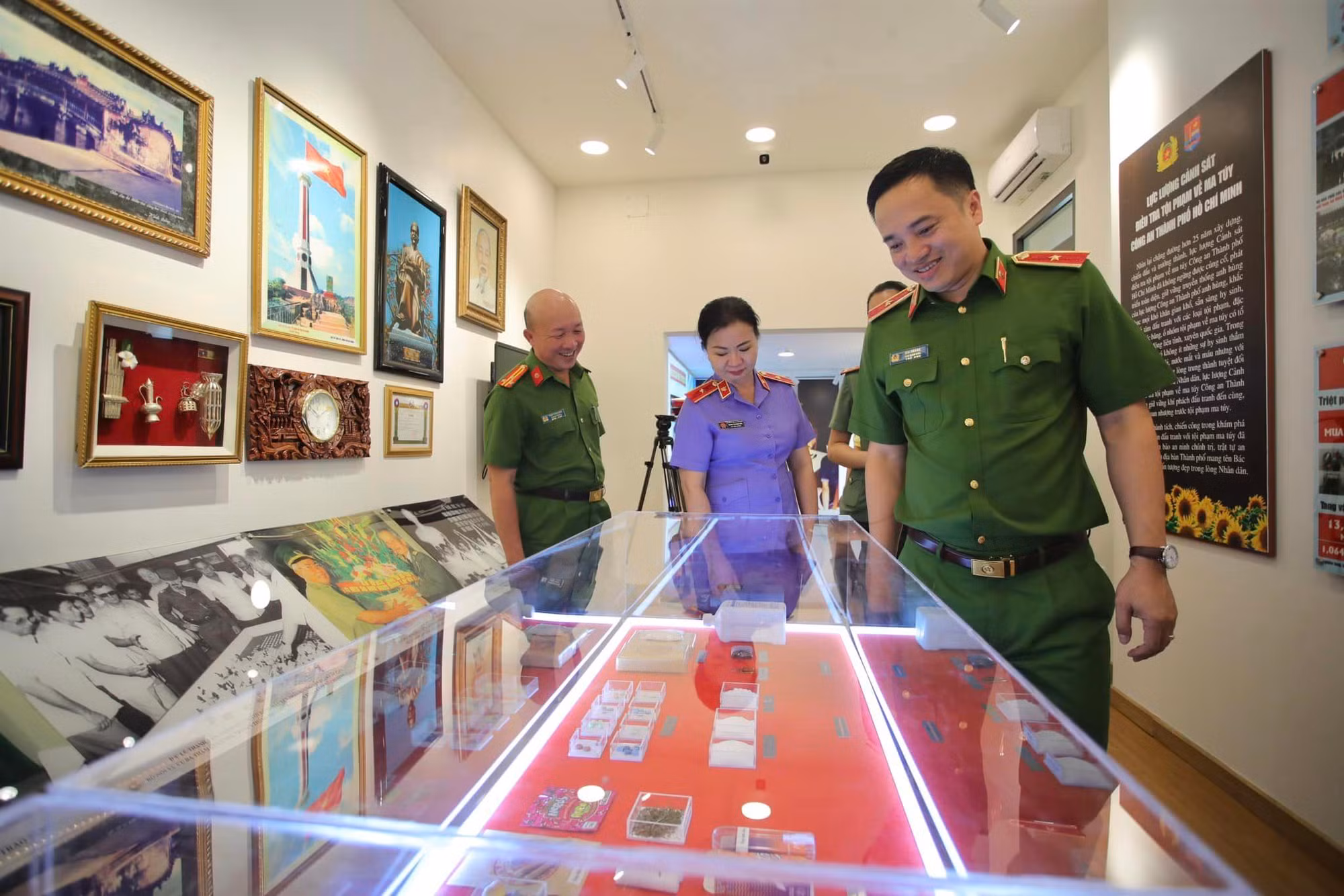 Những hình ảnh sống động tại triển lãm “Công tác đấu tranh phòng, chống tội phạm về ma túy” -0