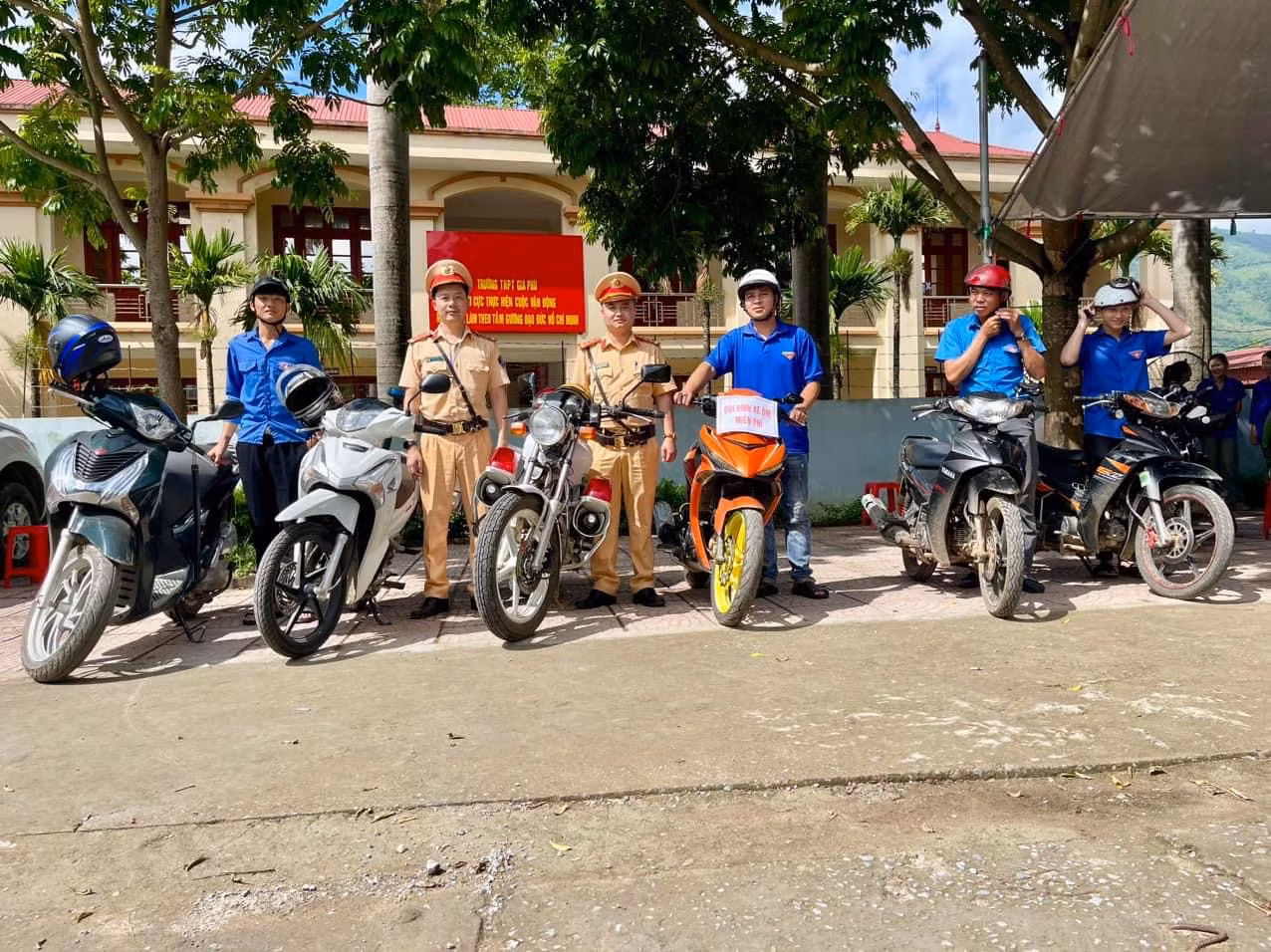 Hơn 1 triệu thí sinh thi môn đầu tiên trong kỳ thi tốt nghiệp -0