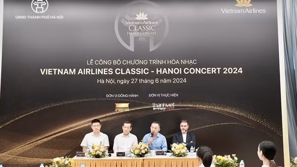 Dàn nhạc giao hưởng và các vũ công hàng đầu của Nga biểu diễn tại Nhà hát Hồ Gươm