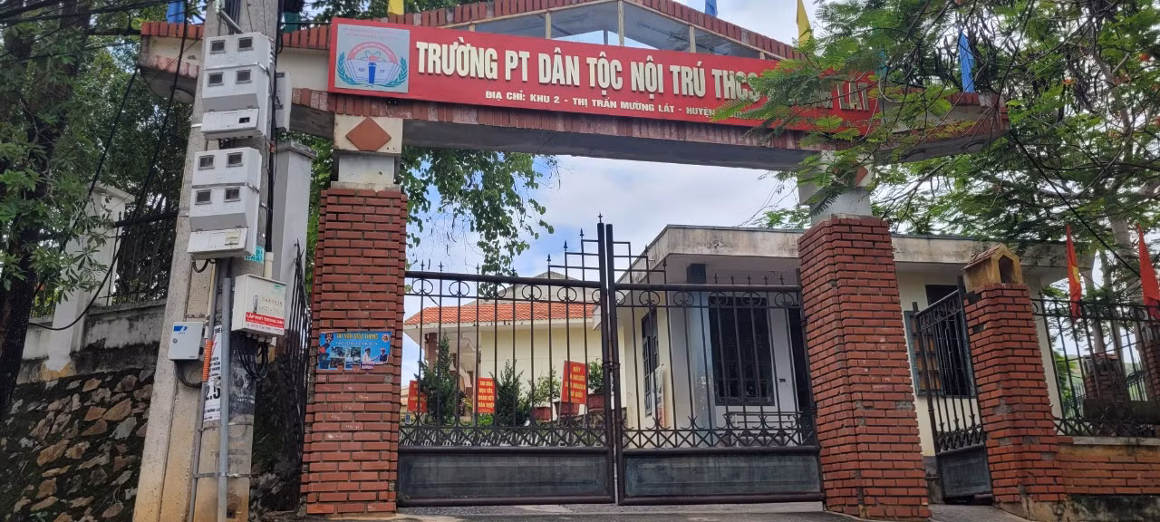 Con em cán bộ, giáo viên 