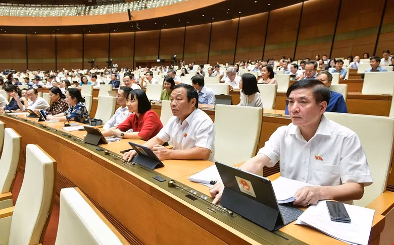 Thông qua Luật Đường bộ, chưa quy định thu phí ô tô vào nội đô -0