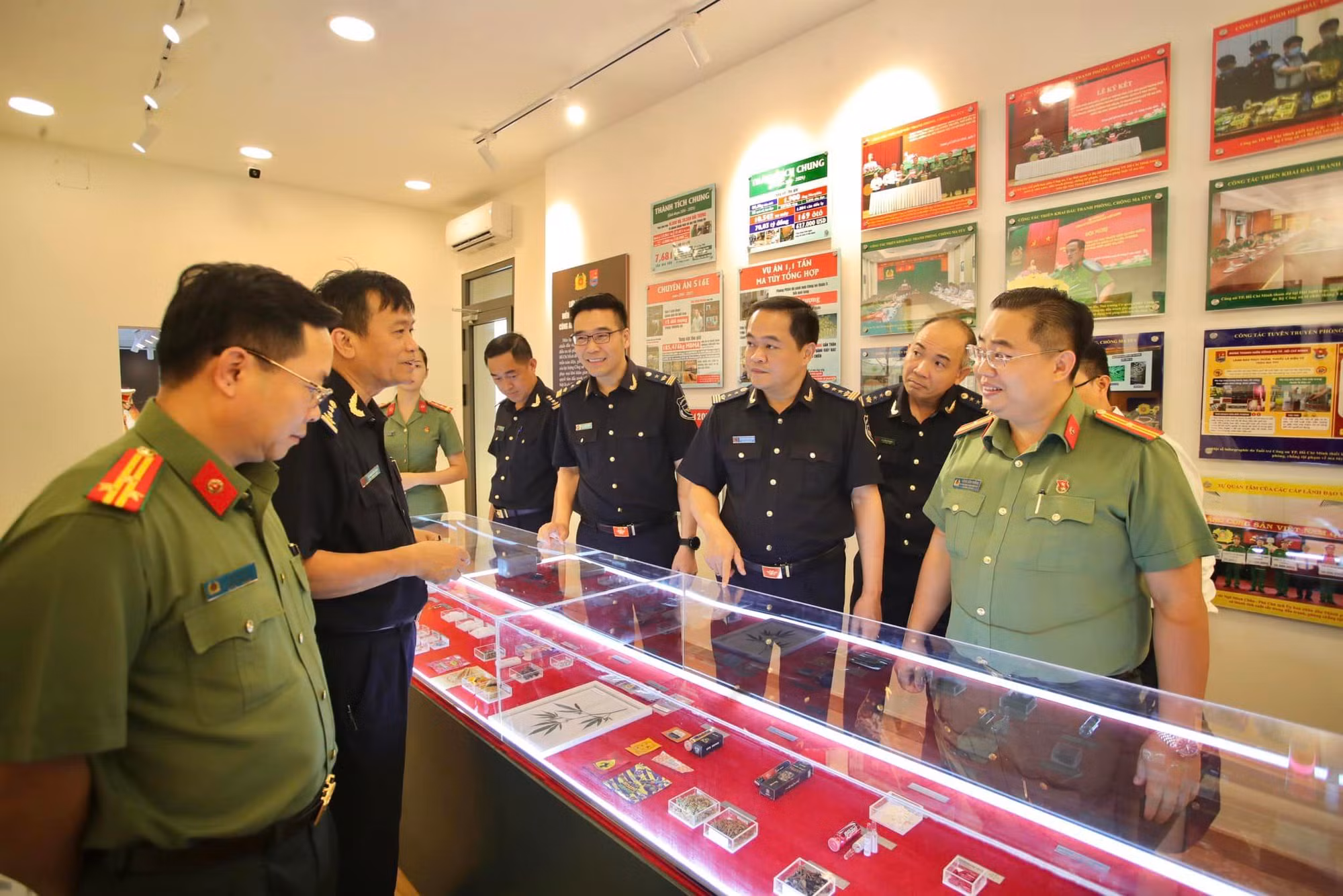 Những hình ảnh sống động tại triển lãm “Công tác đấu tranh phòng, chống tội phạm về ma túy” -0
