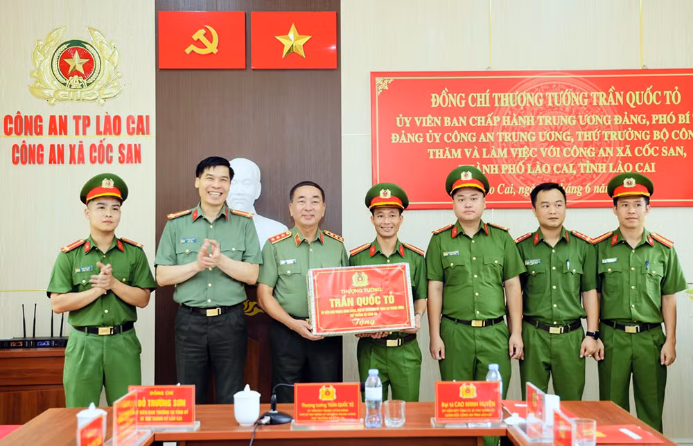 Thứ trưởng Trần Quốc Tỏ thăm và làm việc tại Công an xã Cốc San -0