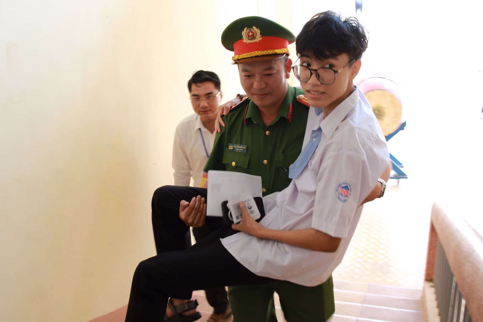 Chiến sĩ Công an cõng thí sinh đến phòng thi -0