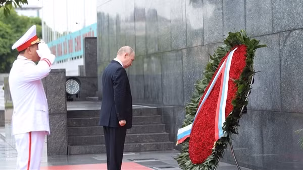 Tổng thống Vladimir Putin vào Lăng viếng Chủ tịch Hồ Chí Minh