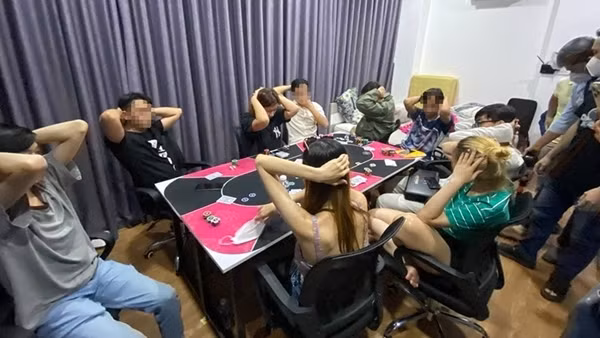 Biến căn phòng thuê thành sòng bạc Poker