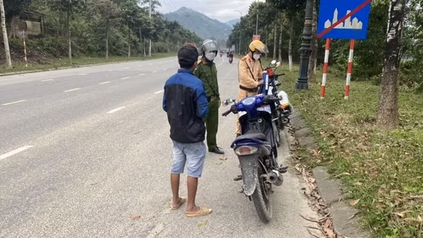 Lực lượng Công an cơ sở tăng ca để phục vụ nhân dân
