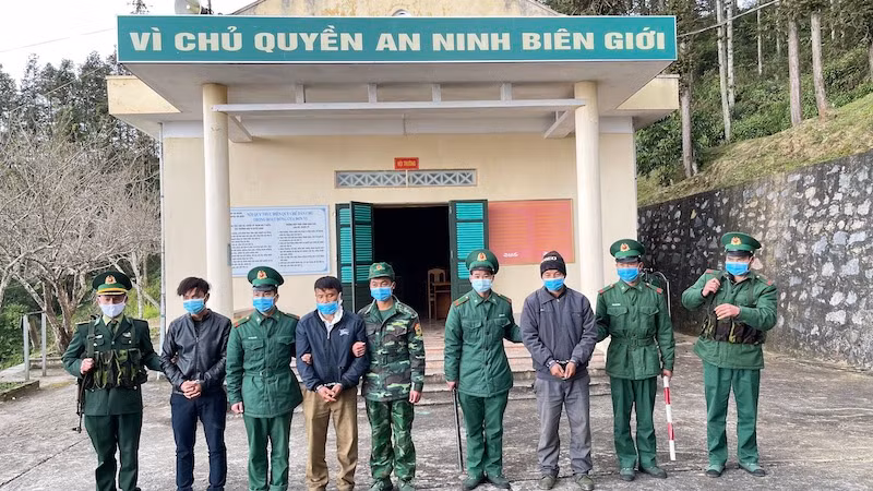 Bắt 3 đối tượng, giải cứu 1 nạn nhân -0