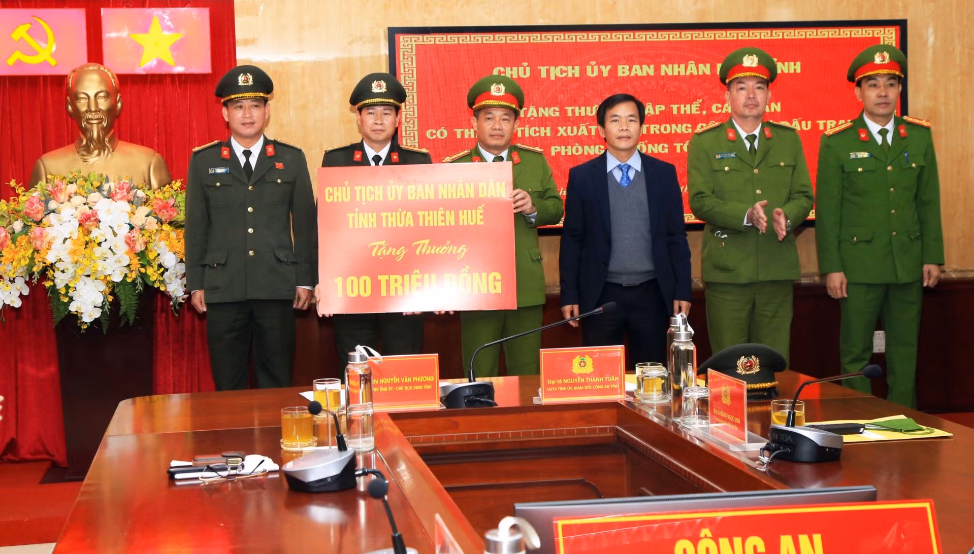 Chủ tịch tỉnh Thừa Thiên-Huế khen thưởng Ban chuyên án phá đường dây làm giả hơn 20.000 tài liệu -0