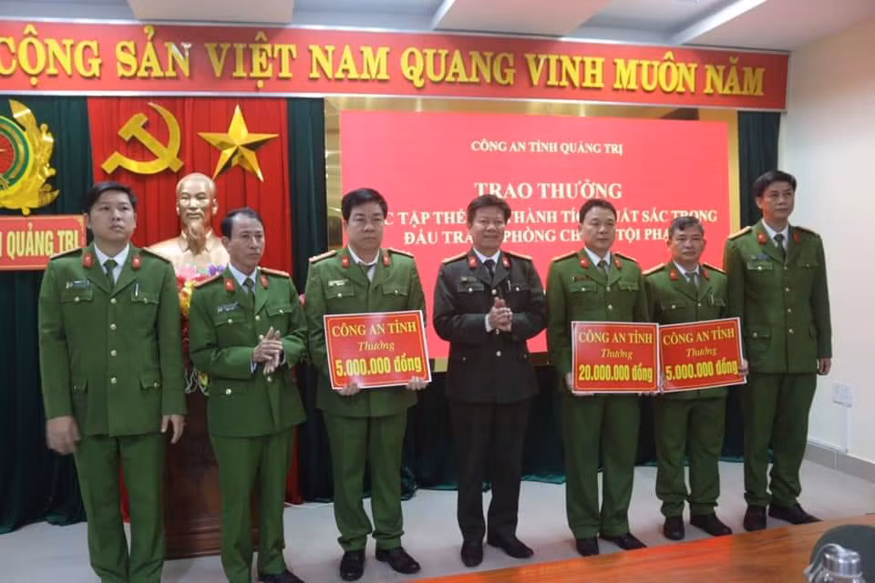 Thưởng nóng các đơn vị bắt vụ vận chuyển 2kg ma tuý đá và 12.000 viên ma tuý tổng hợp -0