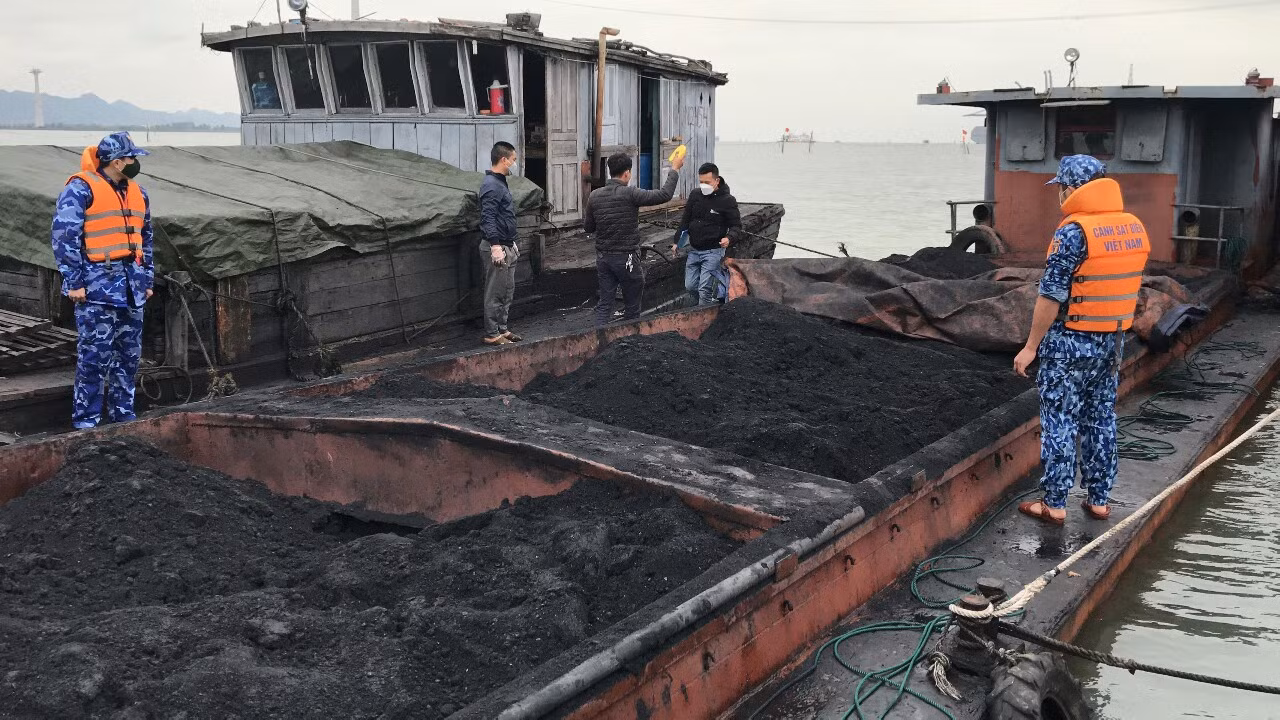 Bắt 2 tàu vận chuyển 220 tấn than không rõ nguồn gốc trên biển -0