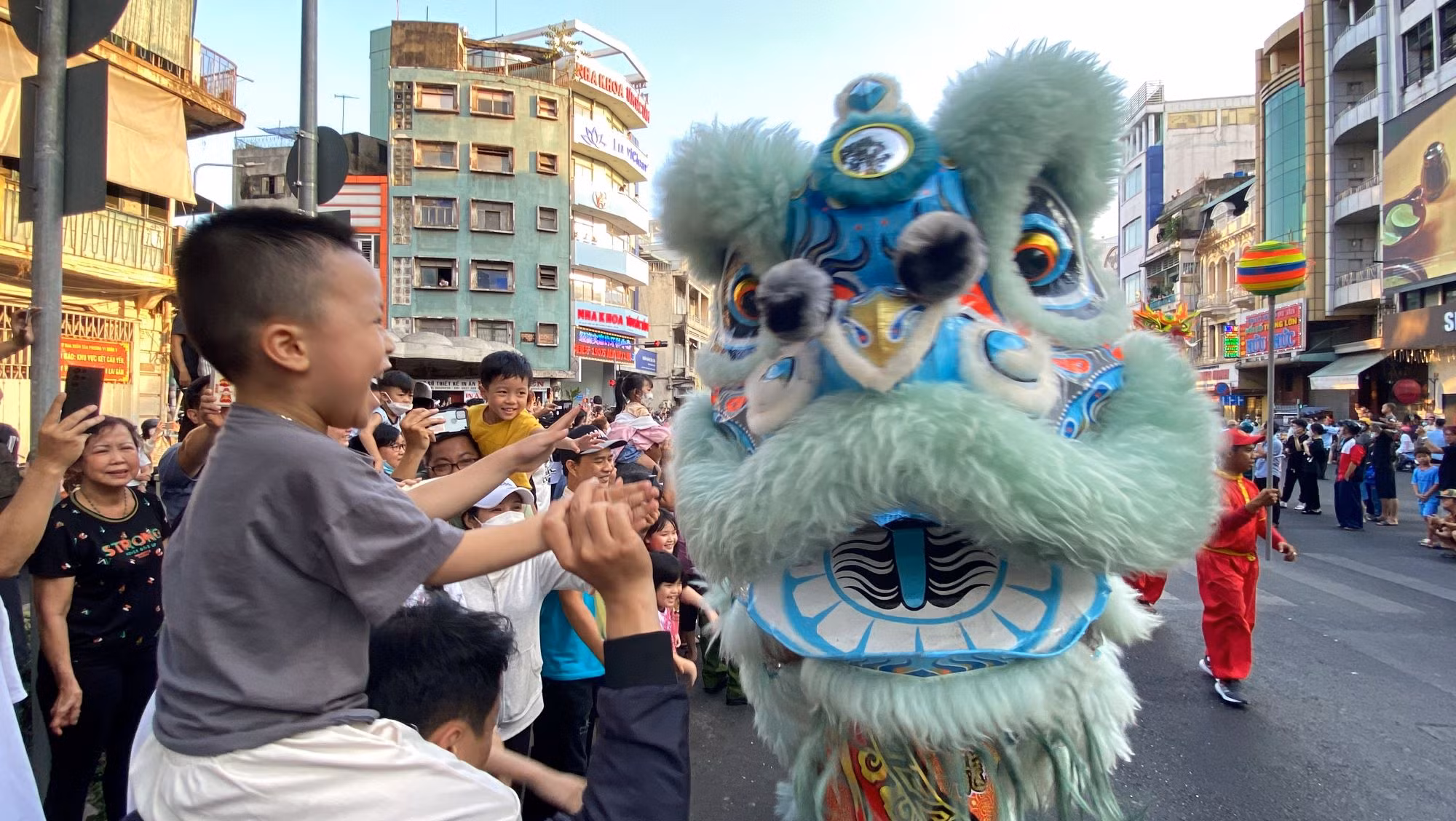 Hàng trăm cán bộ chiến sĩ đội nắng bảo vệ ANTT tại lễ hội Tết Nguyên tiêu ở Chợ Lớn -3