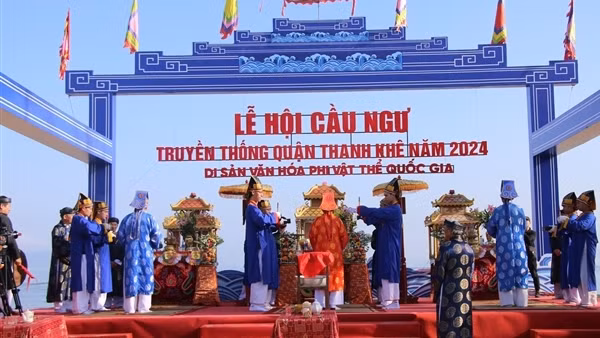 Du khách nô nức cùng tham gia khai hội Cầu ngư