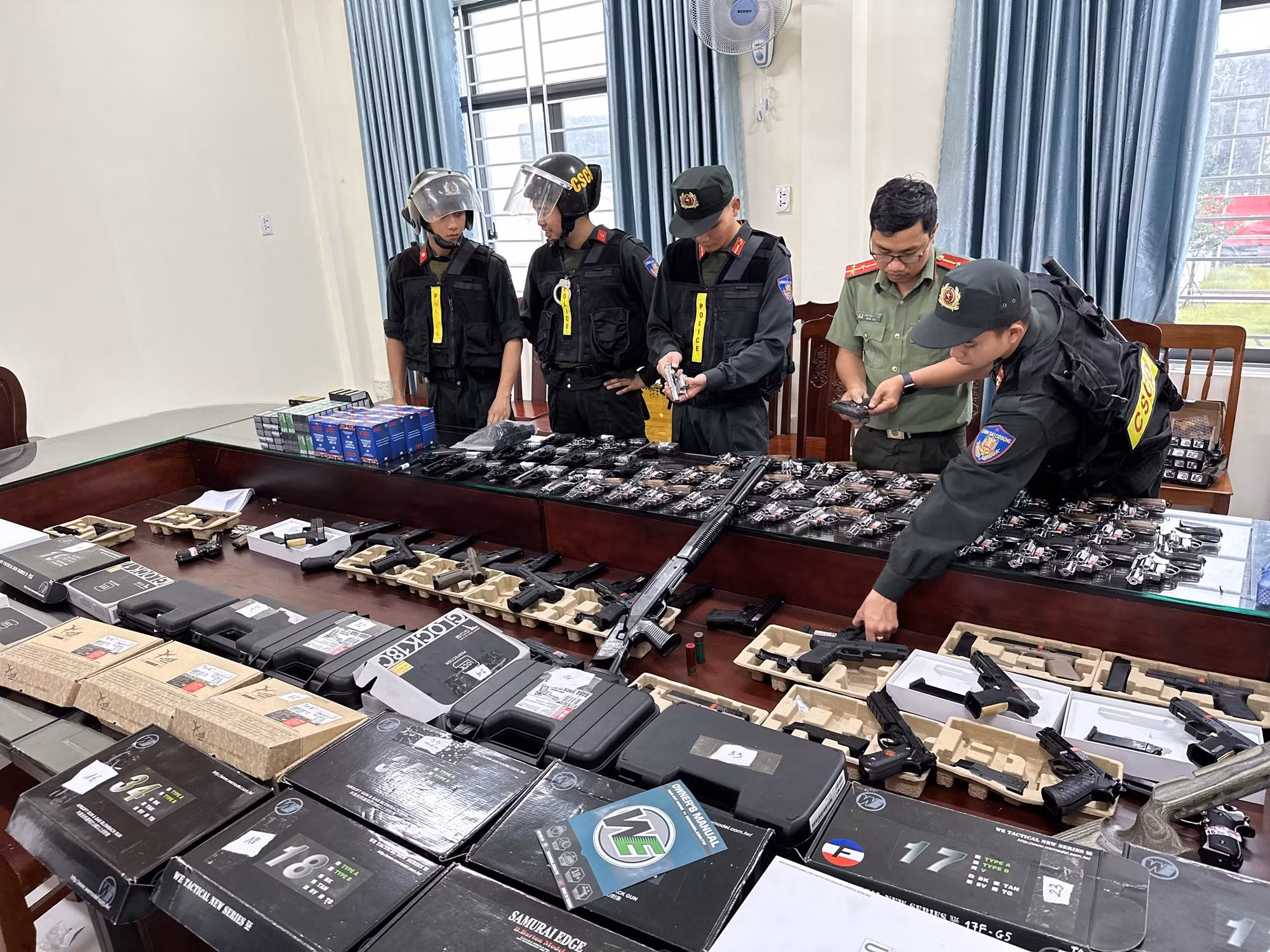Triệt phá điểm mua, bán trái phép vũ khí trên không gian mạng -0