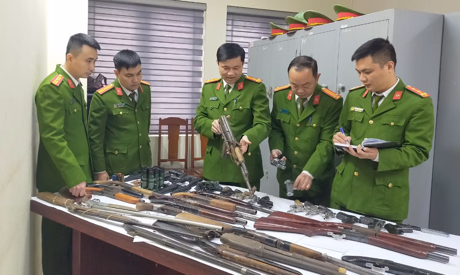 Thu hồi 41 khẩu súng quân dụng -0