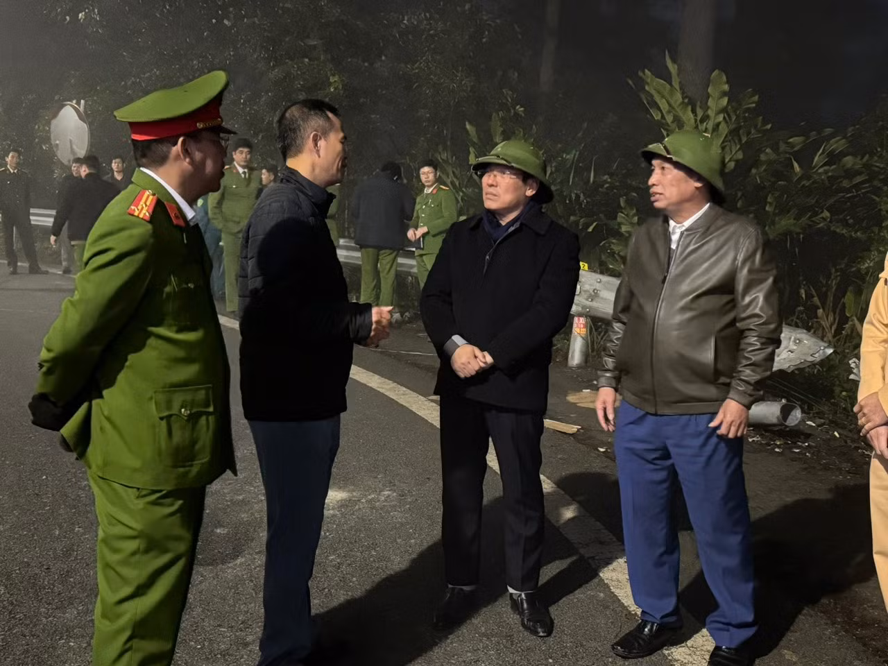 Công an bố trí xe đưa những người bị nạn ở Tam Đảo về nha an toàn -0