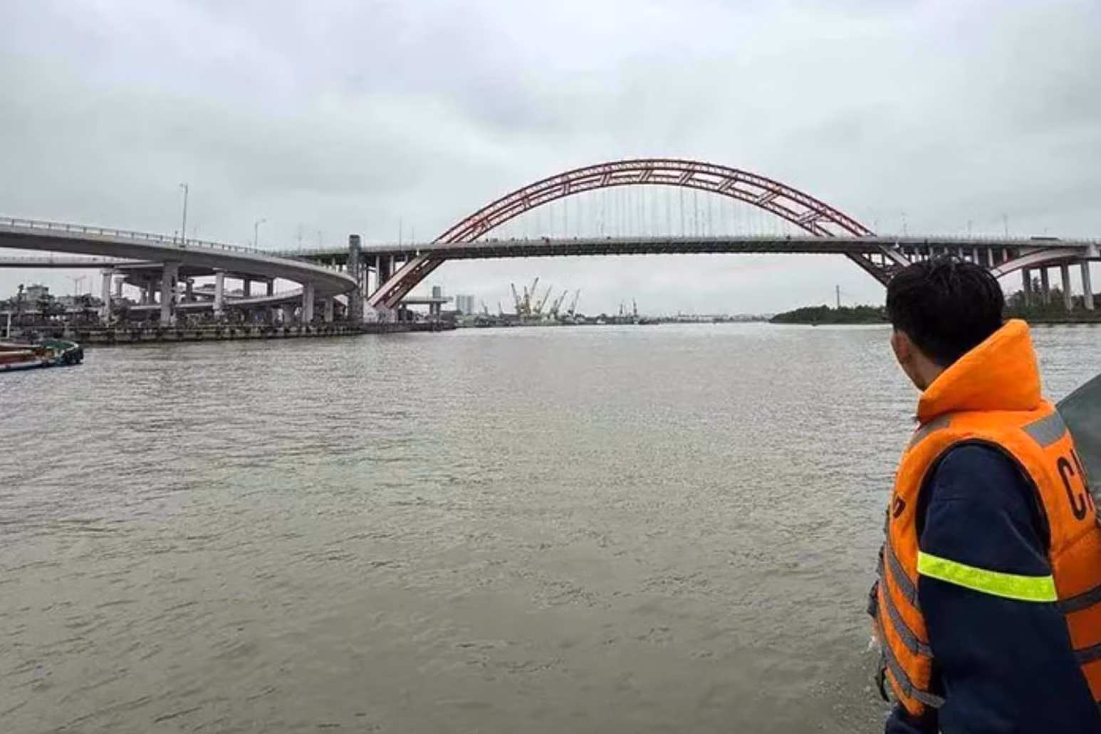 Đang tìm kiếm nữ sinh THPT nhảy cầu nghi tự tử tại Hải Phòng -0
