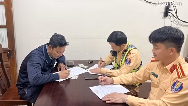 Xử phạt tài xế ô tô tải chạy ngược chiều trên cao tốc