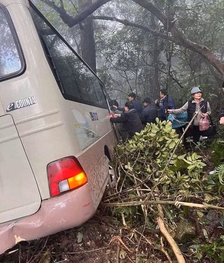 Công an bố trí xe đưa những người bị nạn ở Tam Đảo về nha an toàn -0