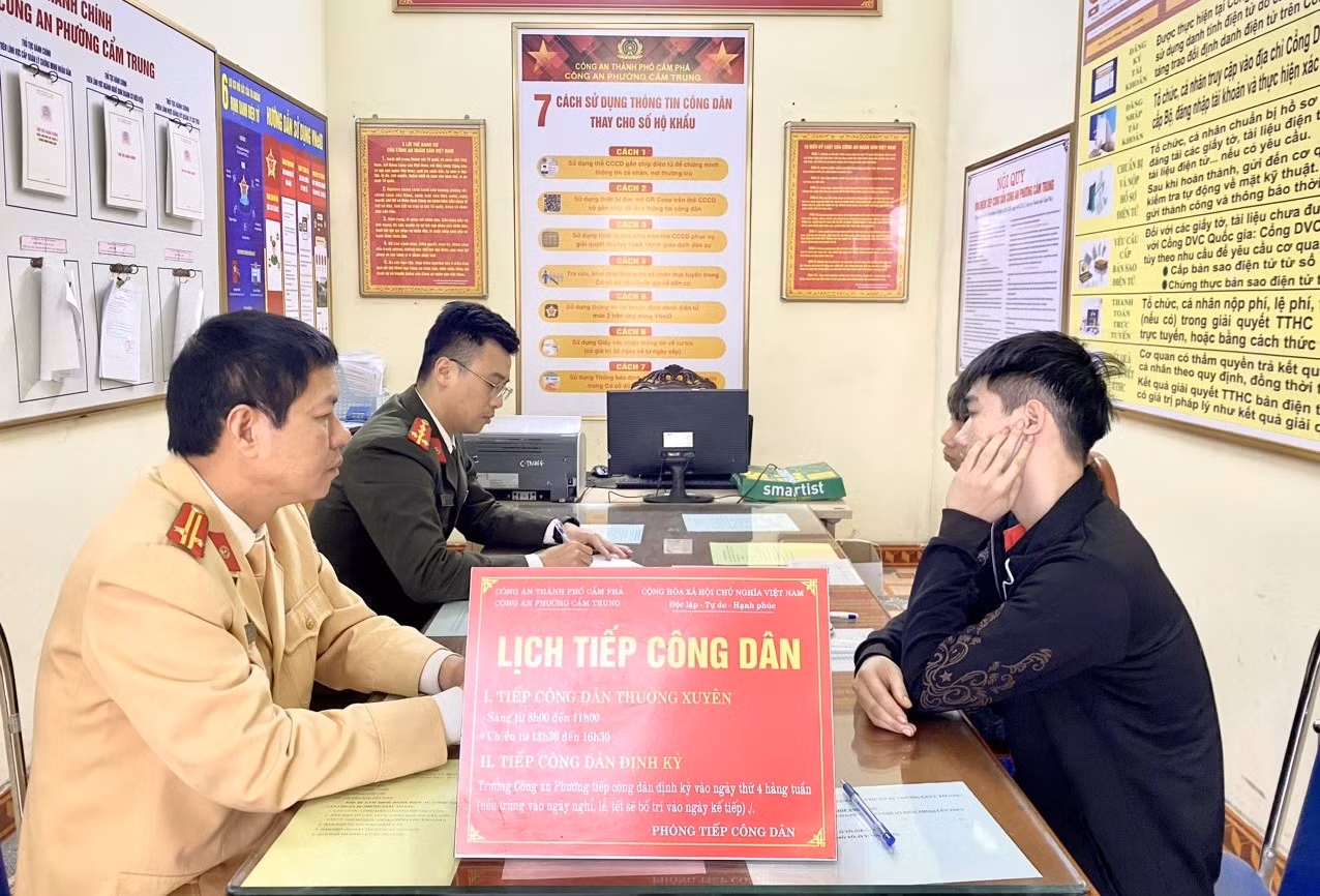 Triệu tập 2 đối tượng trải chiếu nằm trên quốc lộ để “câu like” -0