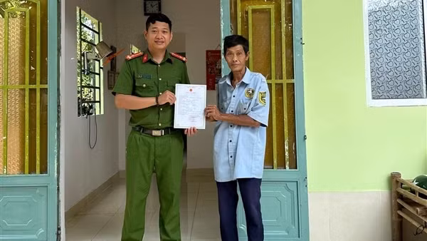 Công an giúp người đàn ông không giấy tờ, không nhà cửa ổn định cuộc sống