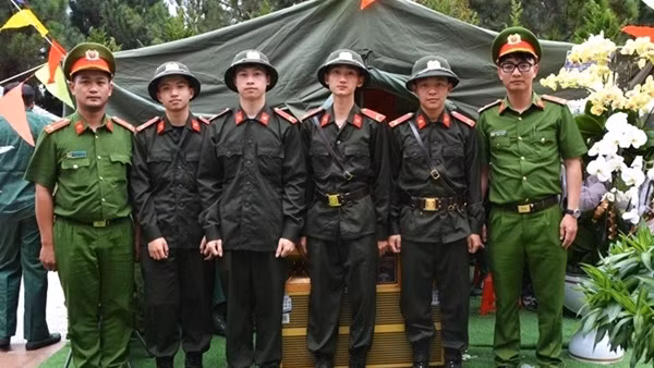 Nhiều cử nhân, sinh viên phố núi hăng hái tòng quân
