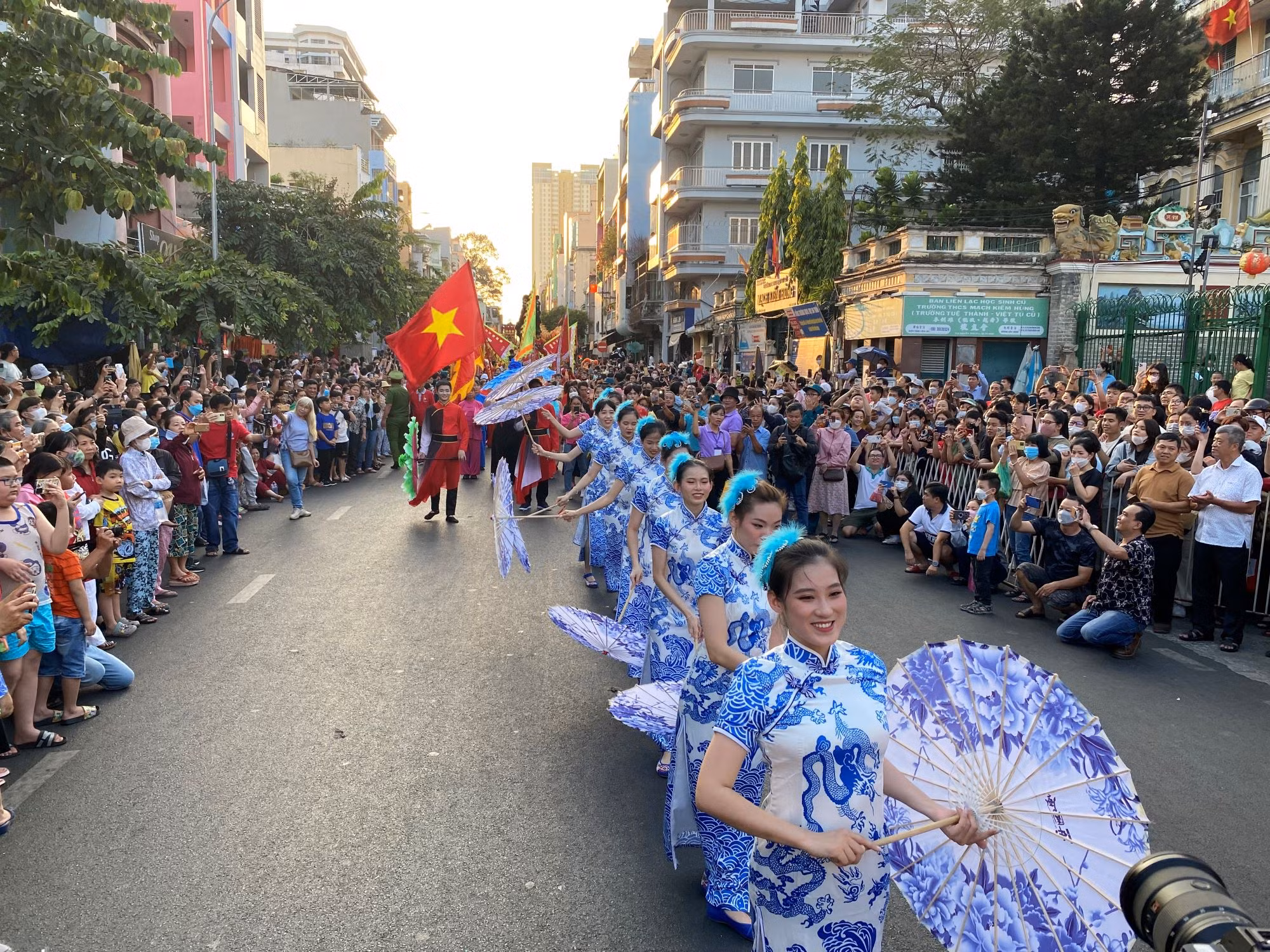 Hàng trăm cán bộ chiến sĩ đội nắng bảo vệ ANTT tại lễ hội Tết Nguyên tiêu ở Chợ Lớn -0