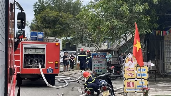 Kịp thời dập tắt đám cháy trong căn nhà 2 tầng giữa trưa