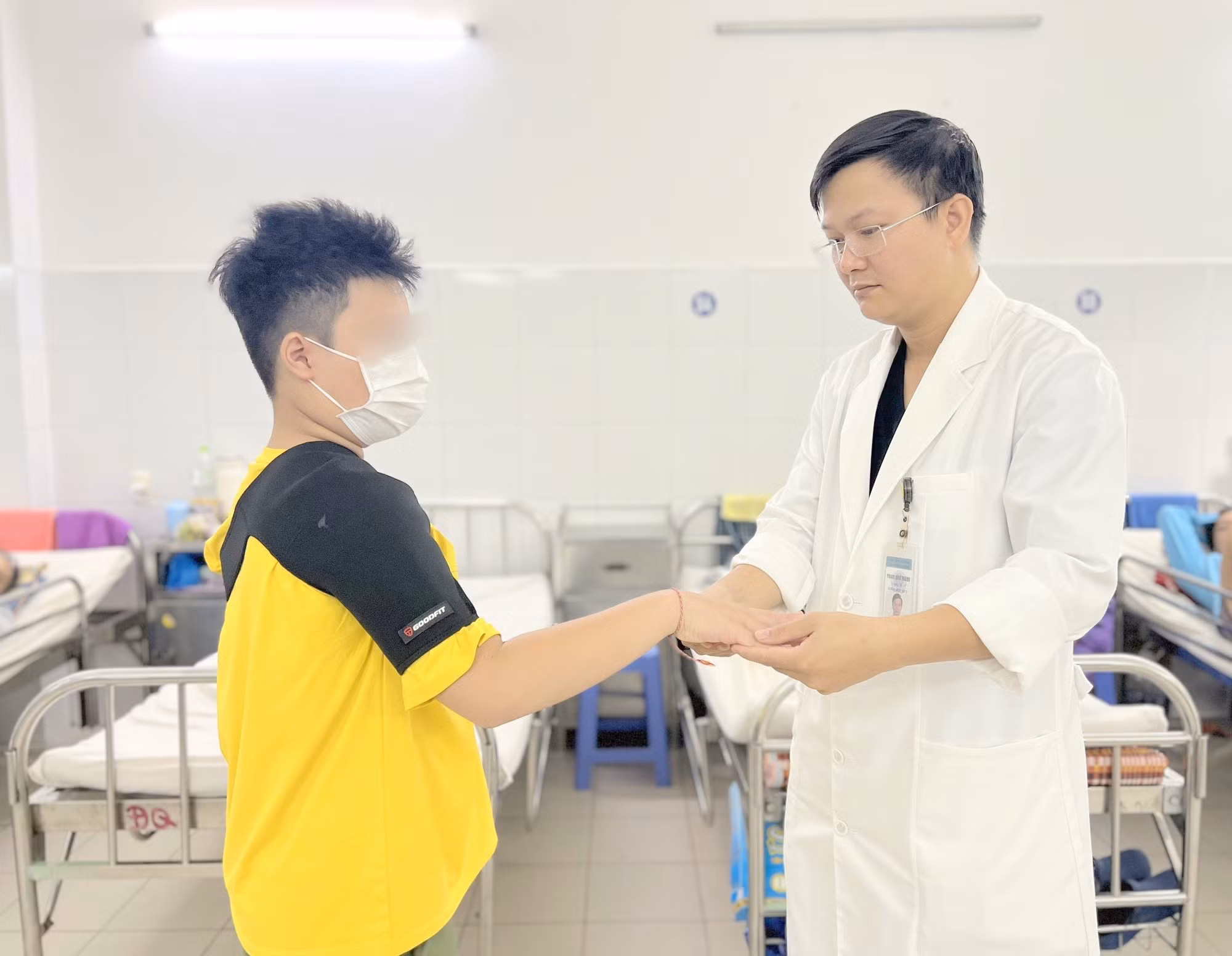 Cứu sống bé trai 10 tuổi bị đột quỵ não hiếm gặp -0