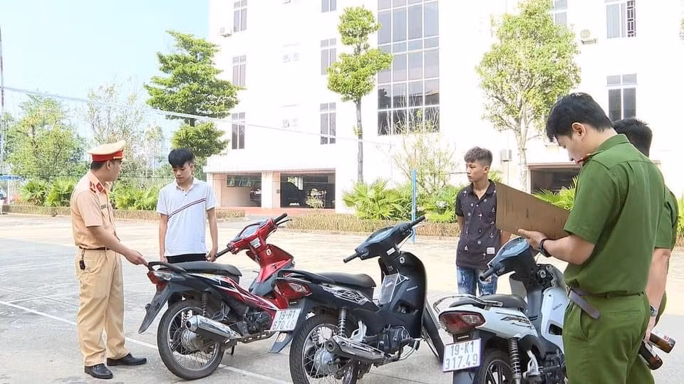 Khởi tố nhóm đối tượng thông chốt và tấn công cảnh sát giao thông -1