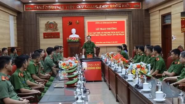 Trao thưởng cho các đơn vị có thành tích xuất sắc của Công an tỉnh Quảng Bình