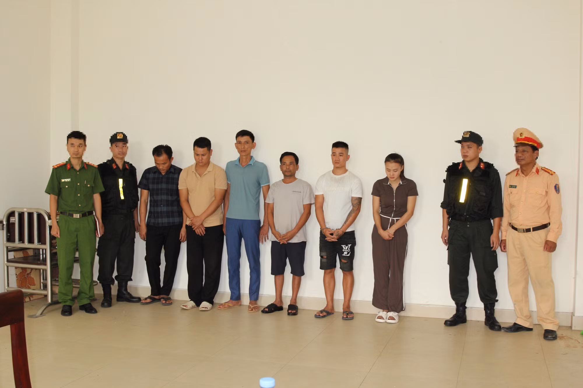 Xoá đường dây buôn bán pháo lậu xuyên quốc gia -0