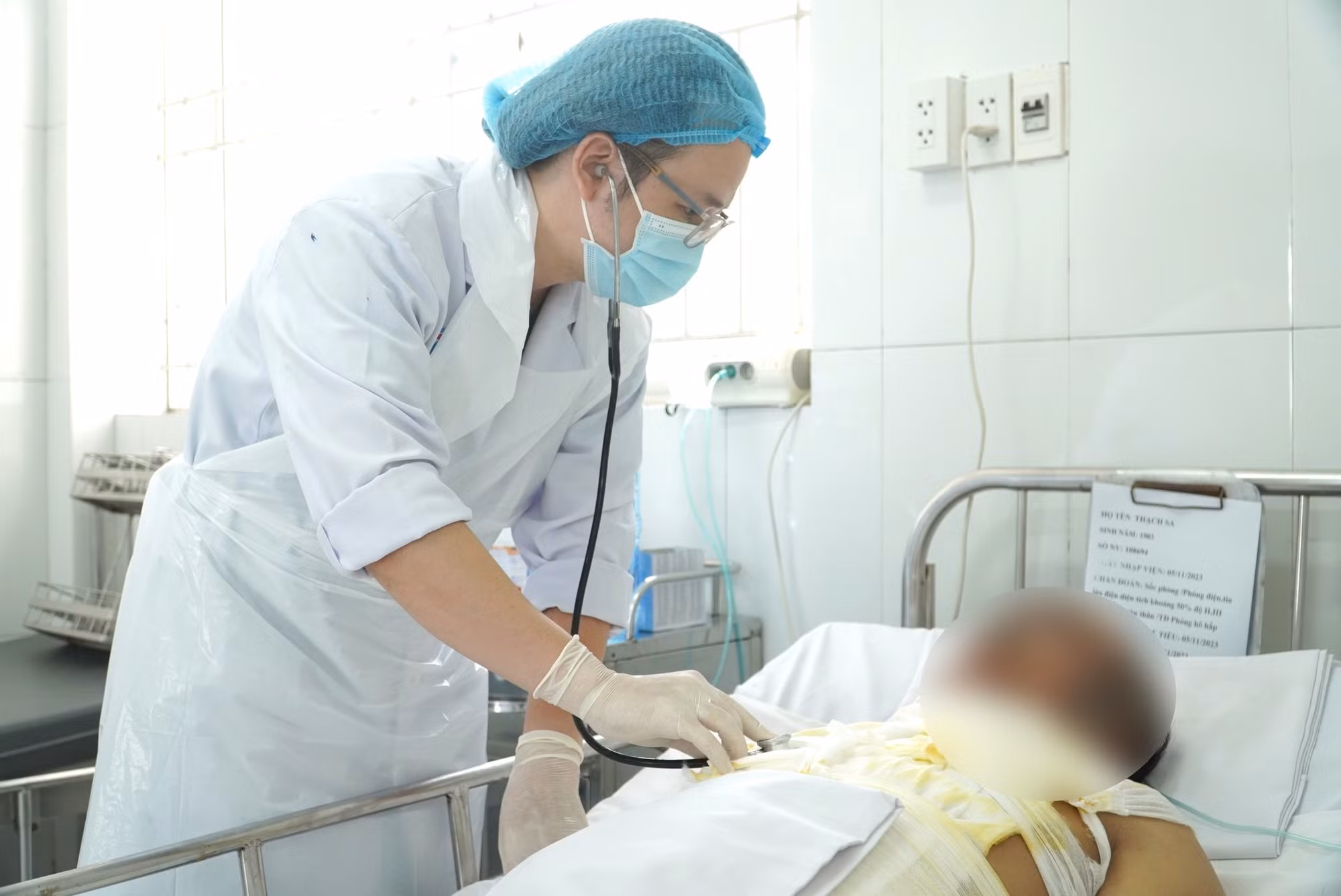 Câu cá gần đường dây điện trung thế, 3 người bị phỏng toàn thân -0