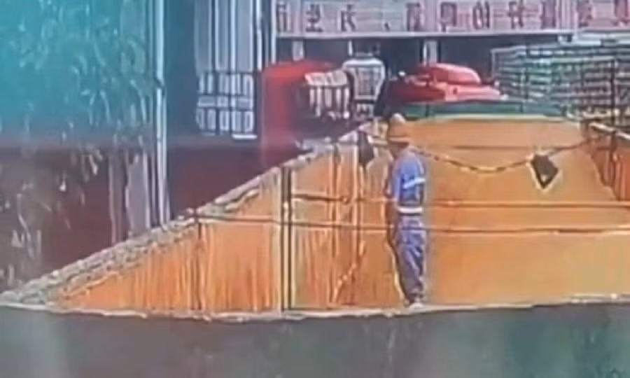Bị bắt vì thêm nước tiểu vào bồn nguyên liệu bia -0